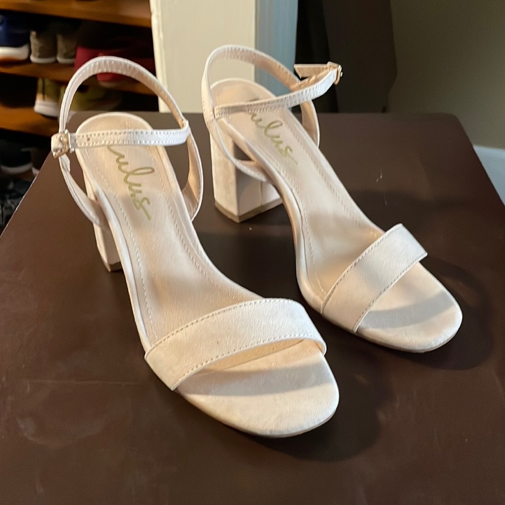 Lulu’s nude heels
